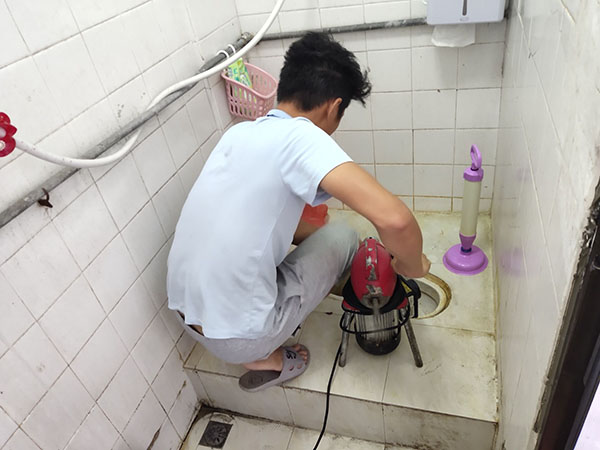 阿克塞管道堵塞冒臭气 专业师傅现场解决问题